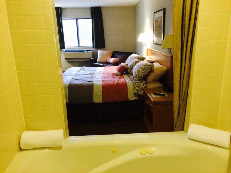 King Bedded Whirlpool Suite
